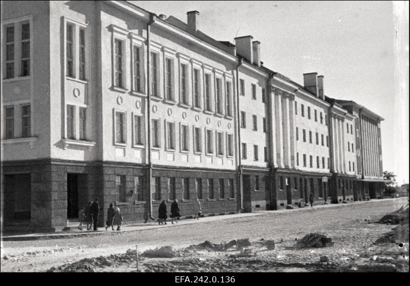 Taastatud majad Peetri platsil Narvas.