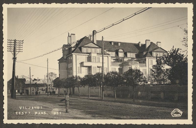 foto albumis, Viljandi, Vaksali tn algus, pangahoone, u 1930, foto J. Riet