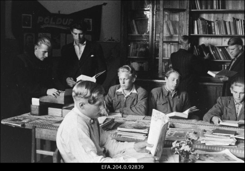 Olustvere põllumajandustehnikumi õpilased punanurgas vaba aega veetmas.