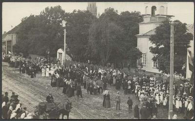 fotopostkaart, Viljandi, Vaksali tee algus, Vene kirik, hobupostijaam Klinke, kooliõpilased, rongkäik, u 1913  duplicate photo