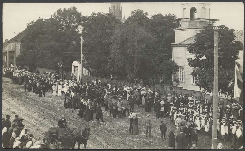 fotopostkaart, Viljandi, Vaksali tee algus, Vene kirik, hobupostijaam Klinke, kooliõpilased, rongkäik, u 1913