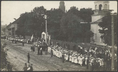 fotopostkaart, Viljandi, Vaksali tee algus, Vene kirik, hobupostijaam Klinke, kooliõpilaste rongkäik, u 1913  duplicate photo