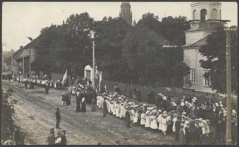 fotopostkaart, Viljandi, Vaksali tee algus, Vene kirik, hobupostijaam Klinke, kooliõpilaste rongkäik, u 1913