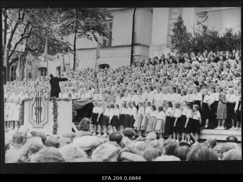 Rakvere laulupäev. Ühendkoor esinemas.