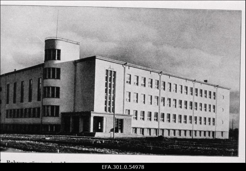 Rakvere gümnaasiumi hoone. Ehitatud 1938. aastal, arhitekt A. Kotli.