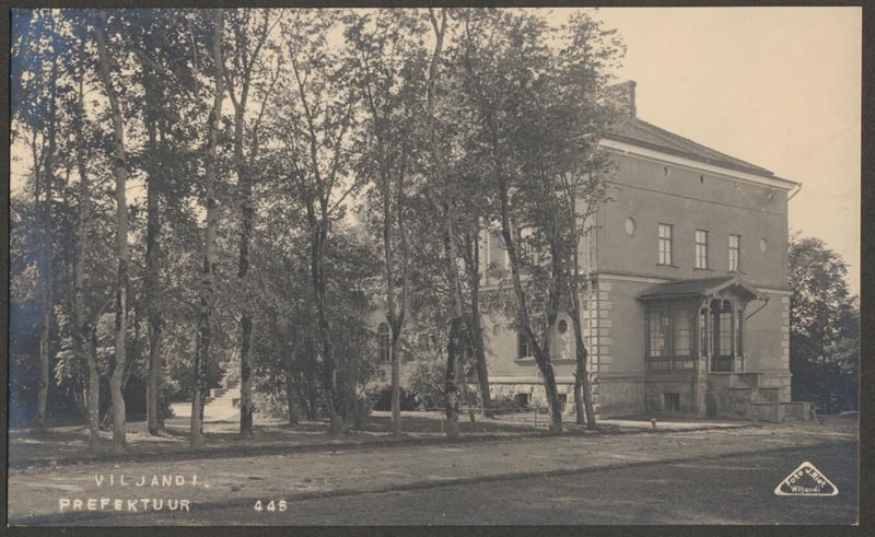 foto albumis, Viljandi mõis, peahoone (nn Uus loss), Vaksali tn poolne osa, u 1925, foto J. Riet