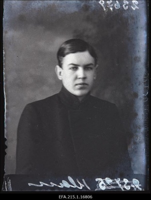 1915. aastal Viljandisse evakueeritud Miitavi (Jelgava) Reaalkooli õpilane Klamm [Klan].  duplicate photo