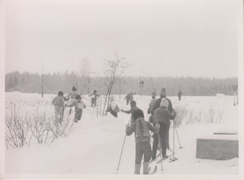 Lasila.students skiing