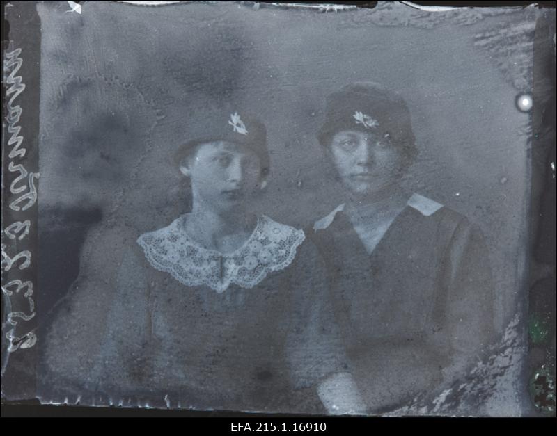 Kaks neiut, (foto tellija Tirmann).
