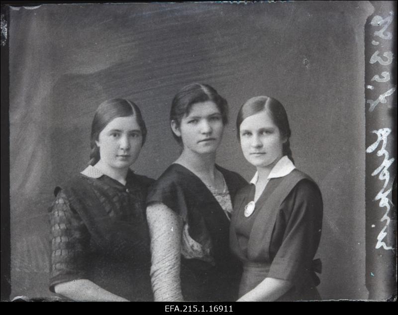 Kolm neiut, (foto tellija Lepik [Leppik]).