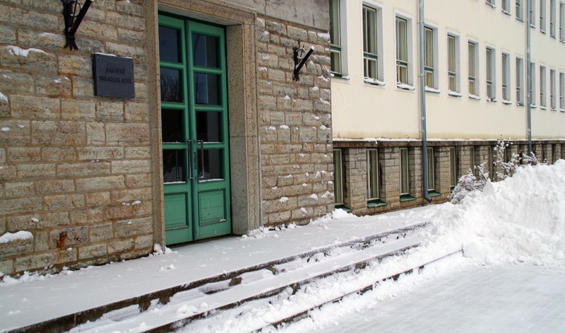 Rakvere Gümnaasiumi lipu majja viimine rephoto