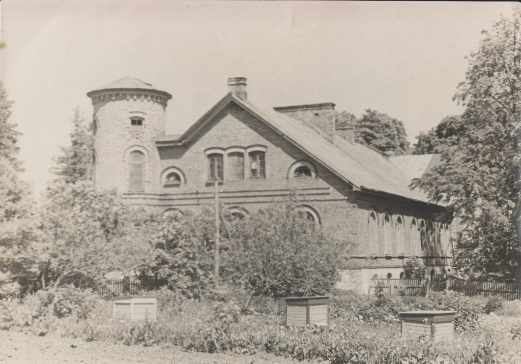Lasila.view to the manor
