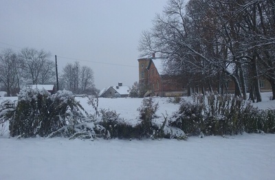 Lasila.view the manor by the park. Teacher Lilli-Helene (Karus) Karrik with students in 1947 rephoto