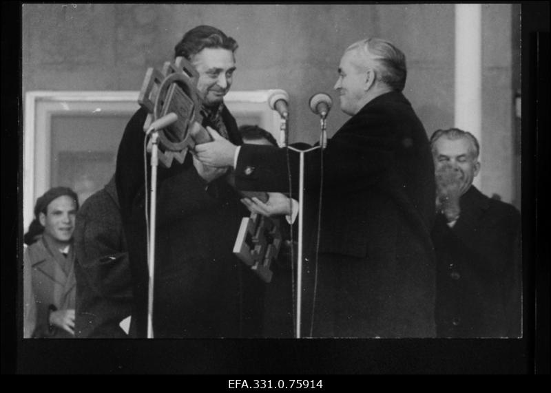 ENSV kultuuriminister Albert Laus RAT "Vanemuise" uue teatrihoone sümboolset võtit NSV Liidu rahvakunstnikule, RAT "Vanemuise" direktor-peanäitejuhile Kaarel Irdile teatri avamise päeval üle andmas.