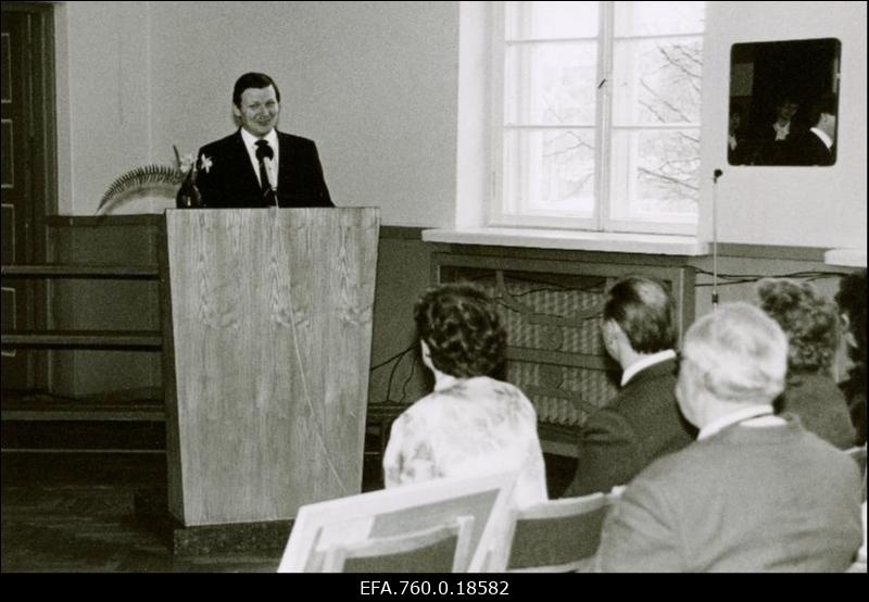 Tartu pedagoogilise kooli 160. aastapäevale pühendatud aktus. Sõnavõtuga esineb kõrgema ja keskerihariduse minister Väino Rajangu.