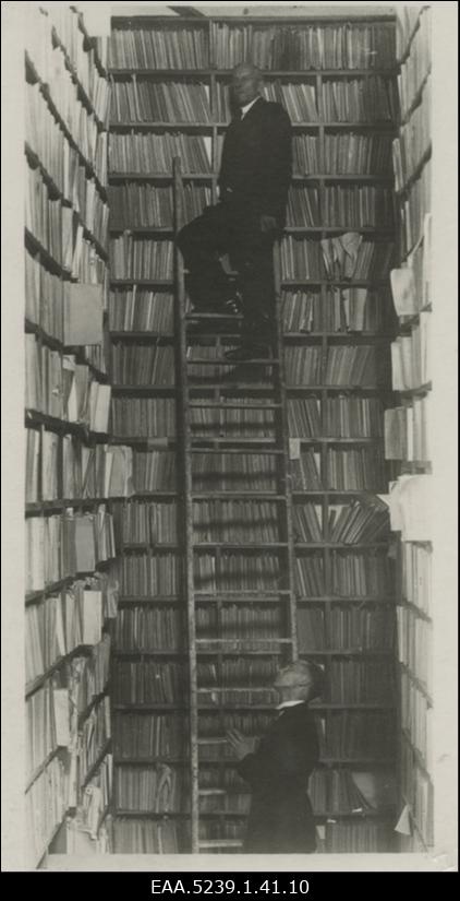 Kaks raamatukogu töötajat Tartu Ülikooli raamatukogu riiulite vahel
