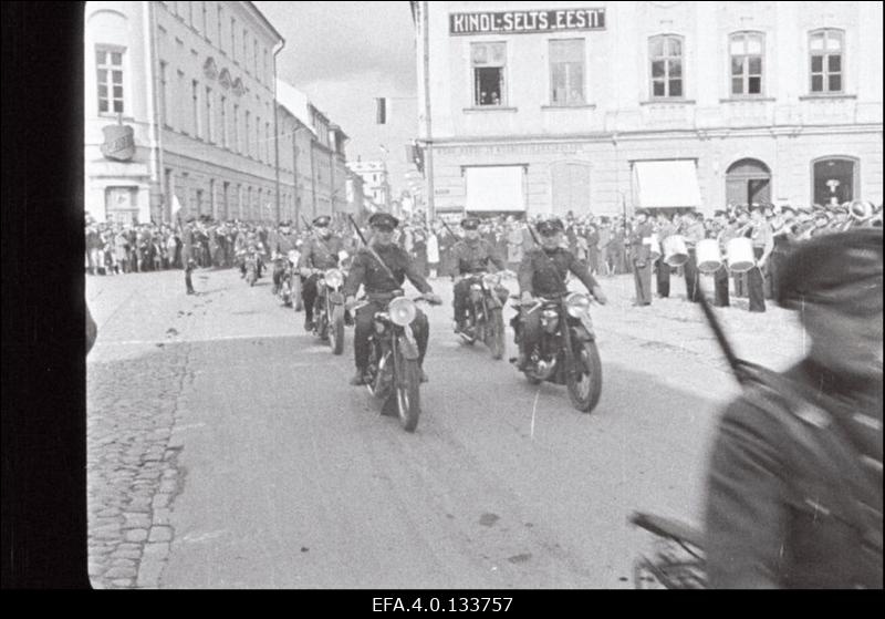 Kaitseliidu Tartumaa maleva 20. aastapäeva paraad.