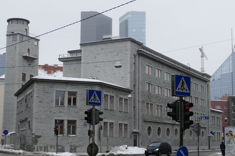 Tuletõrjehoone Tallinnas Raua tn, vaade Raua tänavalt. Arhitekt Herbert Johanson rephoto