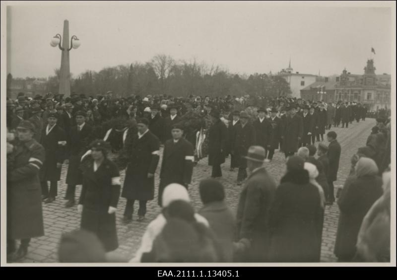 Suurkaupmehe ja ühiskonnategelase Mart Jänese matus 29.10.1933, matuserongkäik Tartus Vabadussillal teel Maarja kalmistule. Ees vabadussõjalased pärgadega rongkäigul, tagaplaanil Vabaduse puiestik