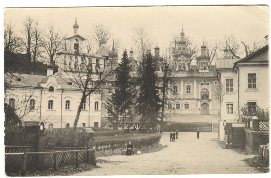 petseri kloostri õu