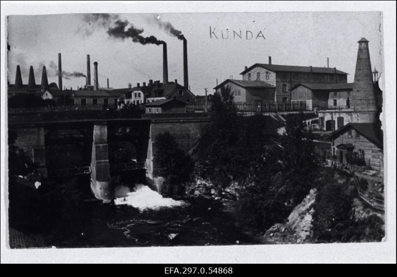 Kunda paissild ja tsemendivabrik „Port Kunda“ silla taga saun, ees paremal esimese vabriku pudelahi.
