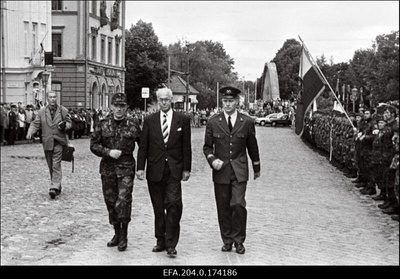 President Lennart Meri (keskel) võidupüha 75.aastapäeva pidulikul rivistusel Raekoja platsil.  similar photo