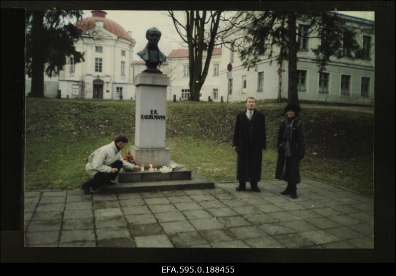 Tartu linnapea Tõnis Lukas jt kirjamees Friedrich Robert Faehlmanni mälestussamba juures Tartus Toomemäel kirjaniku 200. sünniaastapäeval.