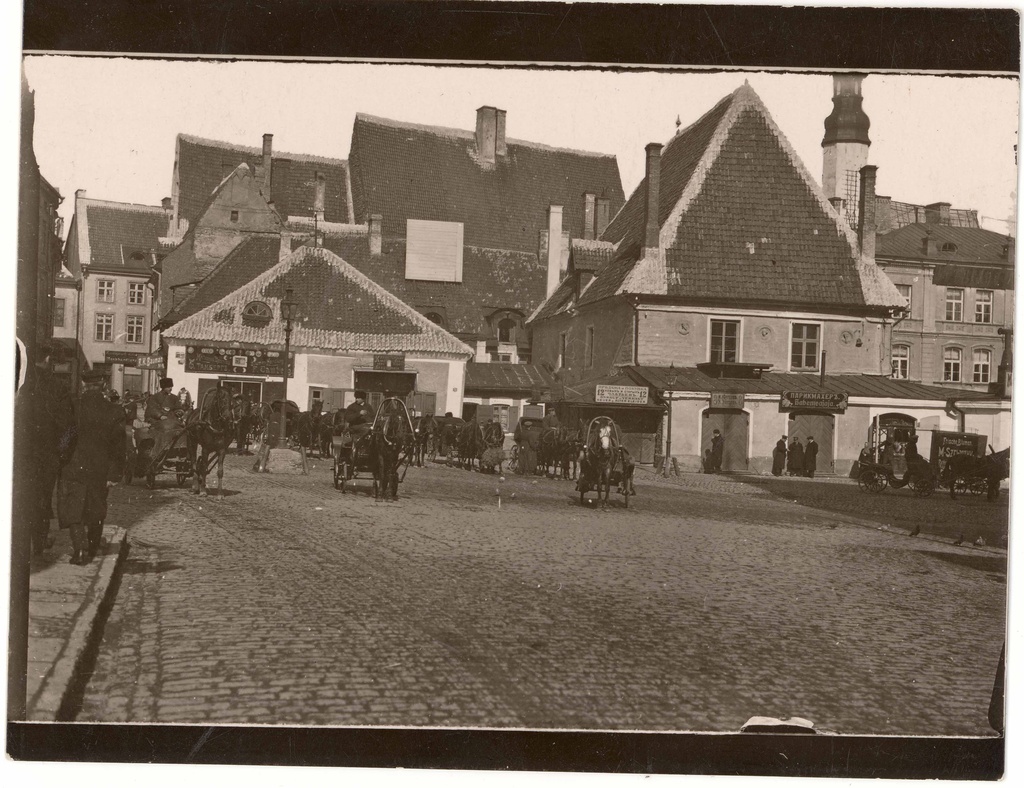 The northeast corner of the Raekoja square. Vaekoda and ancillary building (degraded). View of S-