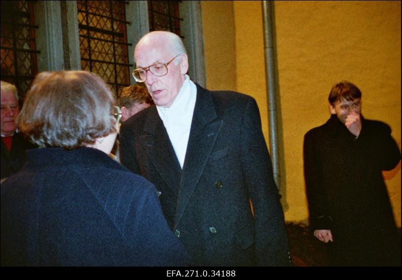 Eesti Vabariigi president Lennart Meri tervitab professor Ulla Johansenit  Paul Johanseni büsti avamisel Tallinna Linnaarhiivis.