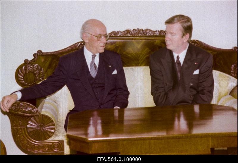 Soome Vabariigi suursaadik Pekka Arturi Oinonen (paremal) peale volikirjade üleandmist Eesti Vabariigi presidendile Lennart Merile.