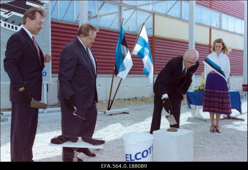 Eesti Vabariigi president Lennart Meri  (paremalt 1.) panemas nurgakivi D1057 elektroonikatehase Elcoteq uuele korpusele. Paremalt 2. Soome Vabariigi president Martti Ahtisaari, paremalt 3. tehase Elcoteq president Antti Piippo.
