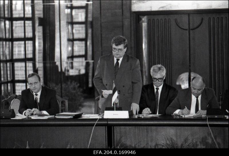 Balti regiooni valitsusjuhtide III konsultatiivkohtumine Tallinnas. Istungit Sakala keskuses juhatab Eesti Vabariigi Valitsuse esimees Edgar Savisaar, vasakul majandusminister Jaak Leimann, paremal rahandusminister Rein Miller.