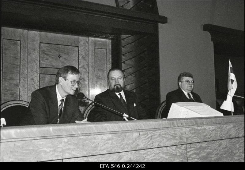 Riigikogu istungit juhatavad riigikogu esimees Ülo Nugis (keskel) ja esimehe asetäitjad Tunne Kelam (vasakul), Edgar Savisaar (paremal).