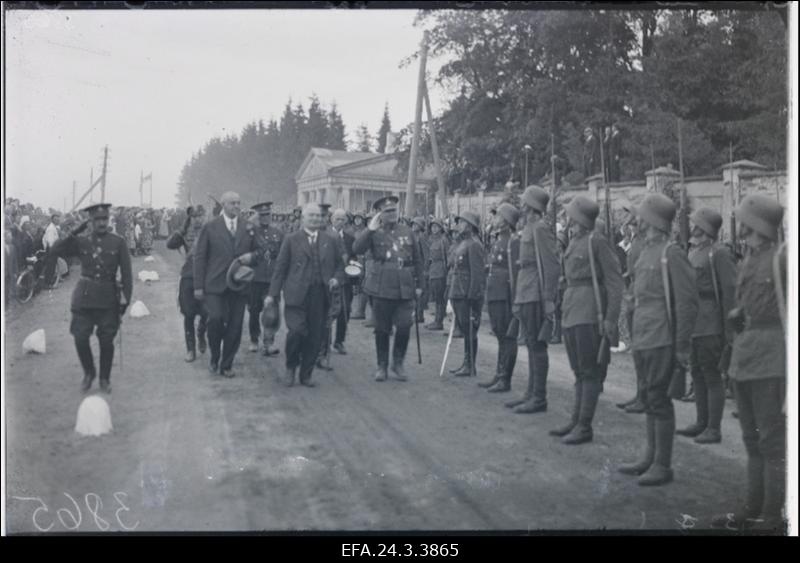 Eesti kaitseväelaste aukolonn Raadi mõisa juures riigivanem Konstantin Pätsi tervitamas.