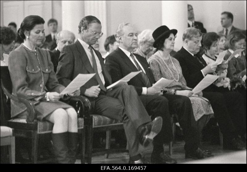 Rootsi kuninga Carl XVI Gustafi ja kuninganna Silvia riiklik visiit Eestisse. Kuningapaar (vasakult 1. ja 2.) Tartu Ülikooli aulas, vasakult 3. Eesti Vabariigi Ülemnõukogu esimees Arnold Rüütel, 4. tema abikaasa Ingrid Rüütel.