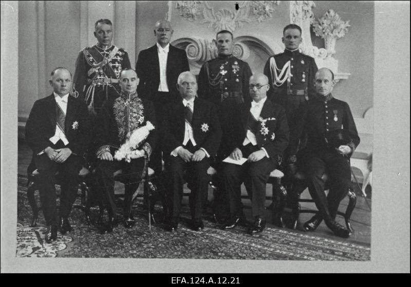 Rootsi saadik Per B. Johansson (vasakult 2.) volikirjade üleandmisel Eesti Vabariigi riigivanemale Konstantin Pätsile (3.),1. riigisekretär Karl Terras, 4. välisminister Julius Seljamaa, [saatkonna sõjaväeatašee leitnant Uno Larsen]; seisavad (vasakult): riigivanema käsunduskindral kindralmajor Gustav Jonson, Välisministeeriumi  administratiivosakonna direktor Jaan Mölder, riigivanema vanemkäsundusohvitser kolonelleitnant Herbert Grabbi, riigivanema nooremkäsundusohvitser nooremleitnant Oskar Põder.