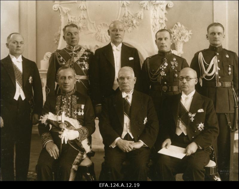 Itaalia saadik Vincenzo Cicconardi (vasakult 1.) volikirjade üleandmisel Eesti Vabariigi riigivanemale Konstantin Pätsile (2.), 3. välisminister Julius Seljamaa; seisavad (vasakult): riigisekretär Karl Terras, riigivanema käsunduskindral kindralmajor Gustav Jonson, Välisministeeriumi administratiivosakonna direktor Jaan Mölder, riigivanema vanemkäsundusohvitser kolonelleitnant Herbert Grabbi, riigivanema nooremkäsundusohvitser nooremleitnant Oskar Põder.