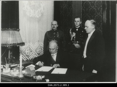 Riigivanem Konstantin Päts Eesti Vabariigi uue põhiseaduse jõustumisotsusele alla kirjutamas (seisab riigisekretär Karl Terras) 23.jaan. 1934.a.  duplicate photo