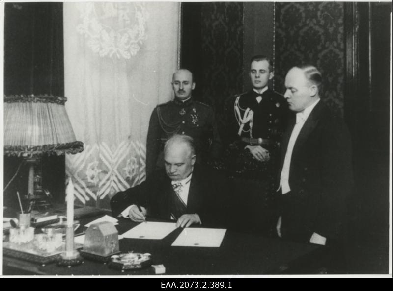 Riigivanem Konstantin Päts Eesti Vabariigi uue põhiseaduse jõustumisotsusele alla kirjutamas (seisab riigisekretär Karl Terras) 23.jaan. 1934.a.