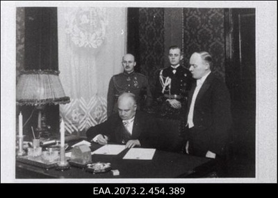 Riigivanem Konstantin Päts Eesti Vabariigi uue põhiseaduse jõustumisotsusele alla kirjutamas 23.01.1934, koopia  duplicate photo