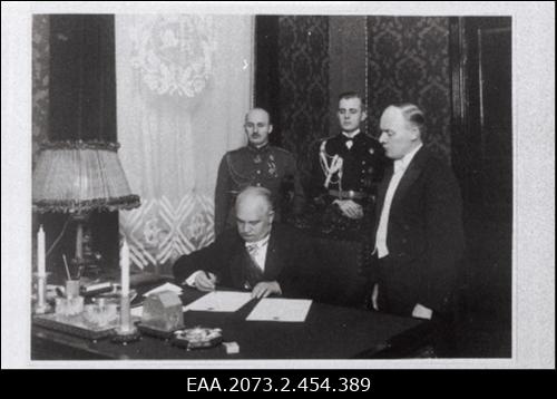 Riigivanem Konstantin Päts Eesti Vabariigi uue põhiseaduse jõustumisotsusele alla kirjutamas 23.01.1934, koopia