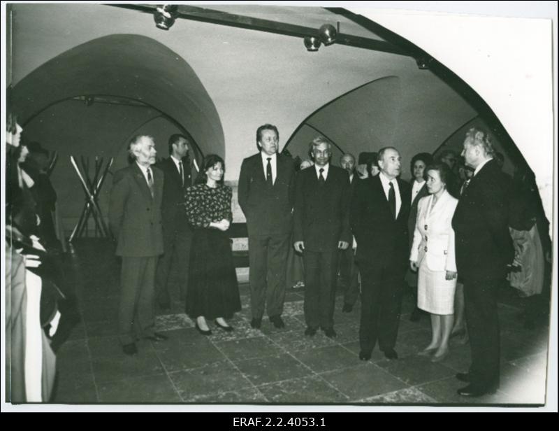 François Mitterrand, Prantsusmaa president külastab Tallinna Raekoda, teda saadavad Arnold Rüütel abikaasaga, linnapea Jaak Tamm, Sulev Mäeltsemees ja teised.
