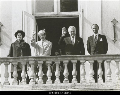 Eestisse külaskäigule saabunud Rootsi kuningas Carl XVI Gustaf (paremalt 1.) ja kuninganna Silvia (paremalt 3.) ning Eesti Vabariigi Ülemnõukogu esimees Arnold Rüütel (paremalt 2.) ja Ingrid Rüütel (paremalt 4.) tervitavad rahvast Toompea lossi rõdult.  duplicate photo