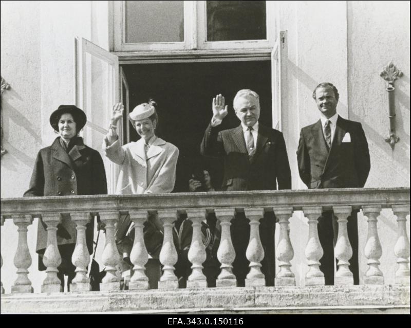 Eestisse külaskäigule saabunud Rootsi kuningas Carl XVI Gustaf (paremalt 1.) ja kuninganna Silvia (paremalt 3.) ning Eesti Vabariigi Ülemnõukogu esimees Arnold Rüütel (paremalt 2.) ja Ingrid Rüütel (paremalt 4.) tervitavad rahvast Toompea lossi rõdult.