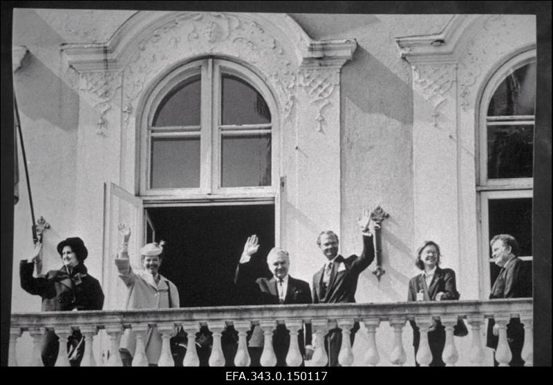 Eestisse külaskäigule saabunud Rootsi  kuningas Carl XVI Gustaf (paremalt 3.) ja kuninganna Silvia (paremalt 5.) ning Eesti Vabariigi Ülemnõukogu esimees Arnold Rüütel (paremalt 5.) ja Ingrid Rüütel (paremalt 6.) tervitavad rahvast Toompea lossi rõdult. Paremalt 1. Eesti Vabariigi peaminister Tiit Vähi.