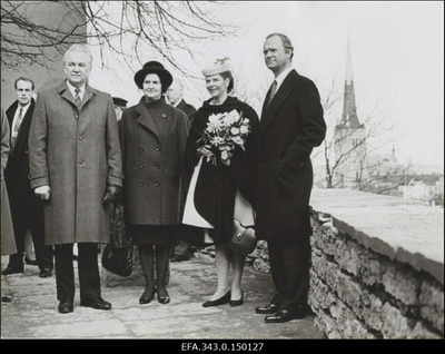 Eestisse külaskäigule saabunud Rootsi  kuningas Carl XVI Gustaf (paremalt), kuninganna Silvia, Ingrid Rüütel ja Eesti Vabariigi Ülemnõukogu esimees Arnold Rüütel Toompeal.  similar photo