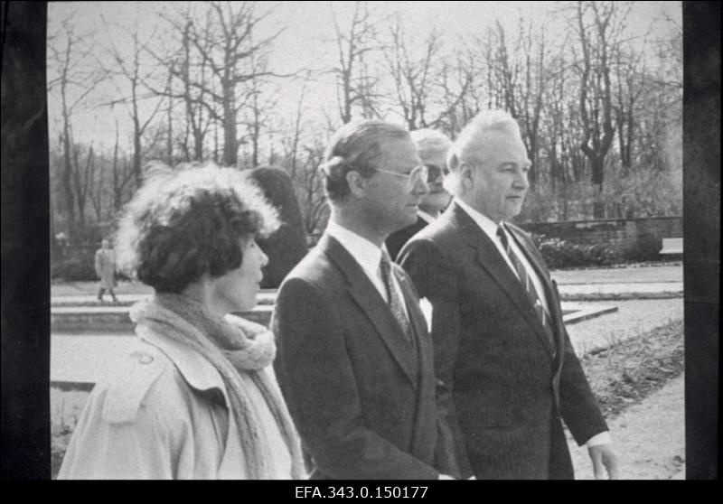 Eestis külaskäigul viibiv Rootsi kuningas Carl XVI Gustaf (keskel) ja Eesti Vabariigi Ülemnõukogu esimees Arnold Rüütel teel Kadrioru lossi aeda tamme istutamisele.