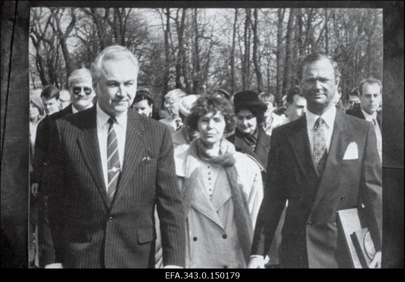 Eestis külaskäigul viibiv Rootsi kuningas Carl XVI Gustaf (paremal) ja Eesti Vabariigi Ülemnõukogu esimees Arnold Rüütel pärast tamme istutamist Kadrioru lossi aias.