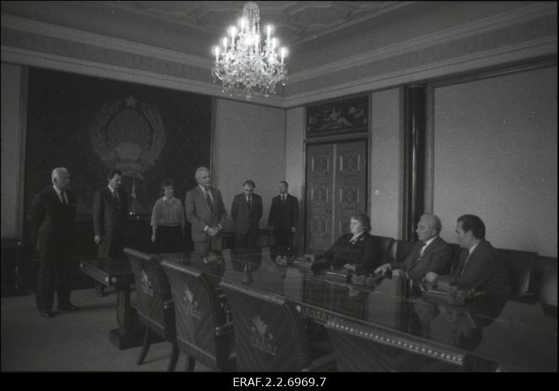 Lenini ordeni ja kuldmedali üleandmine ENSV Ülemnõukogu Presiidiumis. Pidulik kõnepidamine, esineb Arnold Rüütel. Istuvad Asta Romanovski, Heino Parik ja Valter Udam