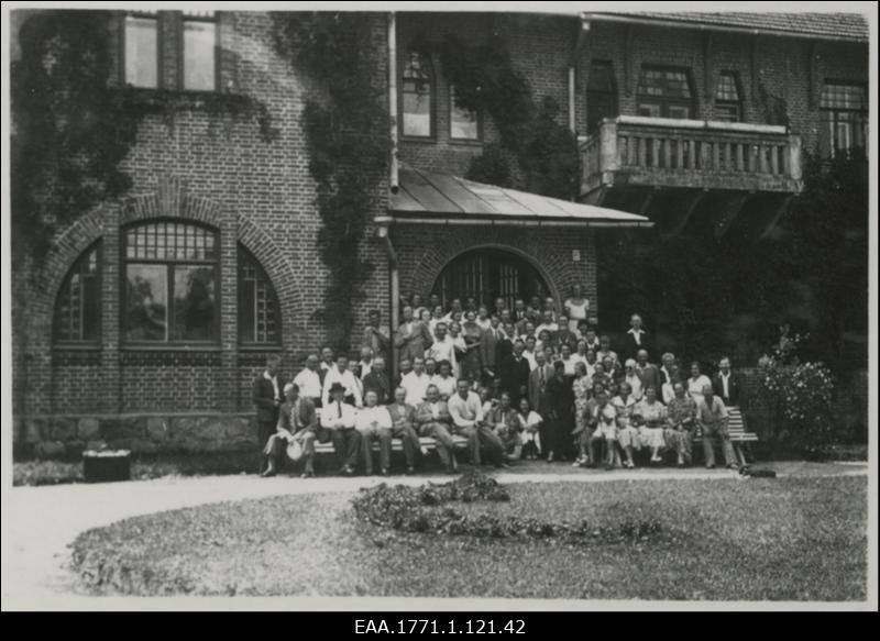 Eesti üliõpilaste seltsi "Ühendus" suvepäevast osavõtjad Jäneda mõisa trepil, grupifoto